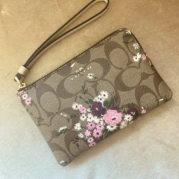 Coach Corner Zip Wristlet In Signature C Floral Print - Picture 4 of 7
